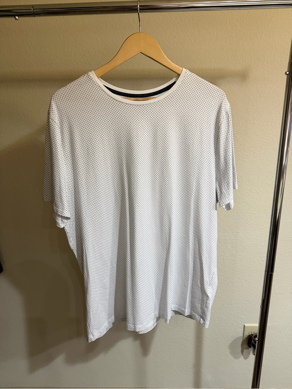 Express Men’s XL White Gray Micro Print Stretch Moisture Wicking T-Shirt